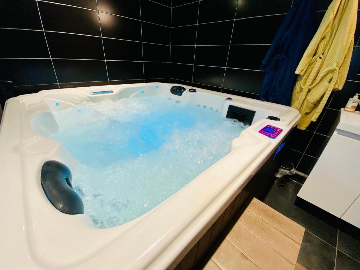 Escapade Romantique - Jacuzzi Et Parking Prive - 002 Apartment Rouen Ngoại thất bức ảnh
