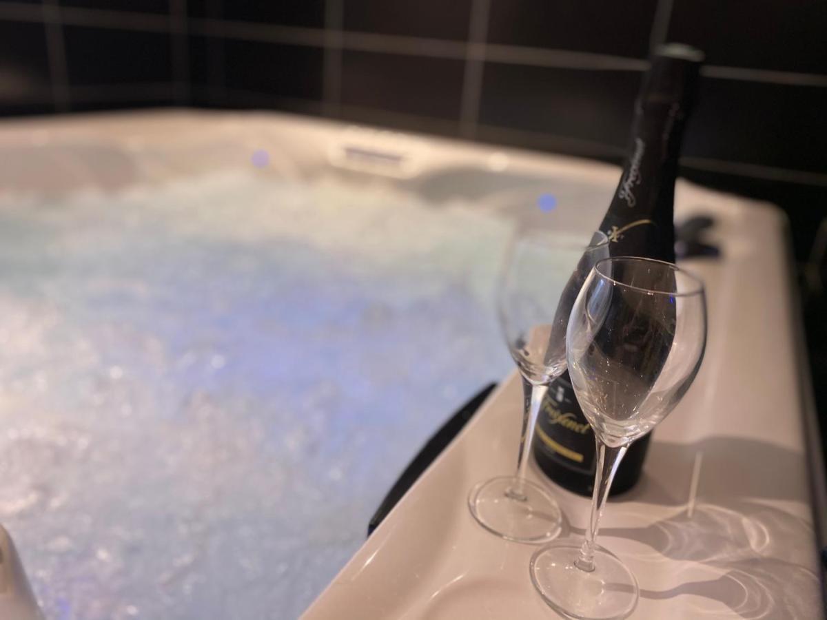 Escapade Romantique - Jacuzzi Et Parking Prive - 002 Apartment Rouen Ngoại thất bức ảnh