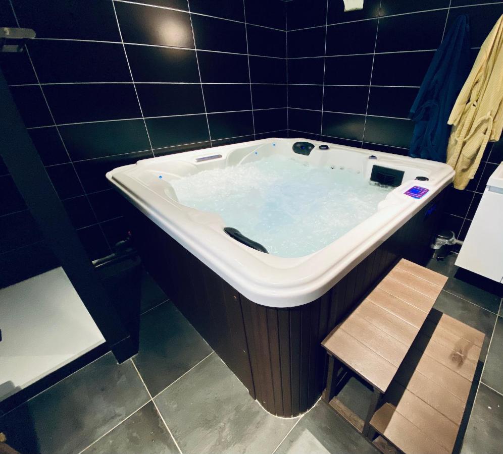 Escapade Romantique - Jacuzzi Et Parking Prive - 002 Apartment Rouen Ngoại thất bức ảnh