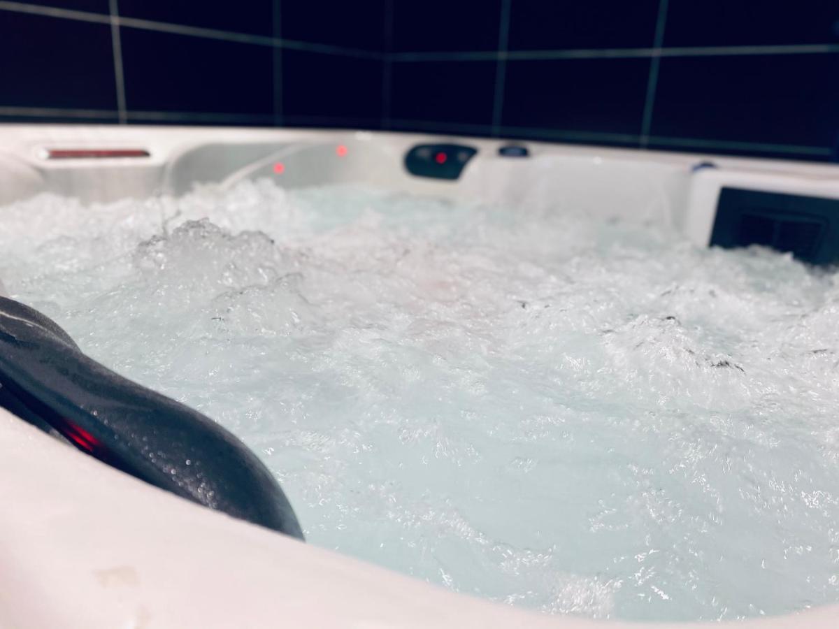 Escapade Romantique - Jacuzzi Et Parking Prive - 002 Apartment Rouen Ngoại thất bức ảnh