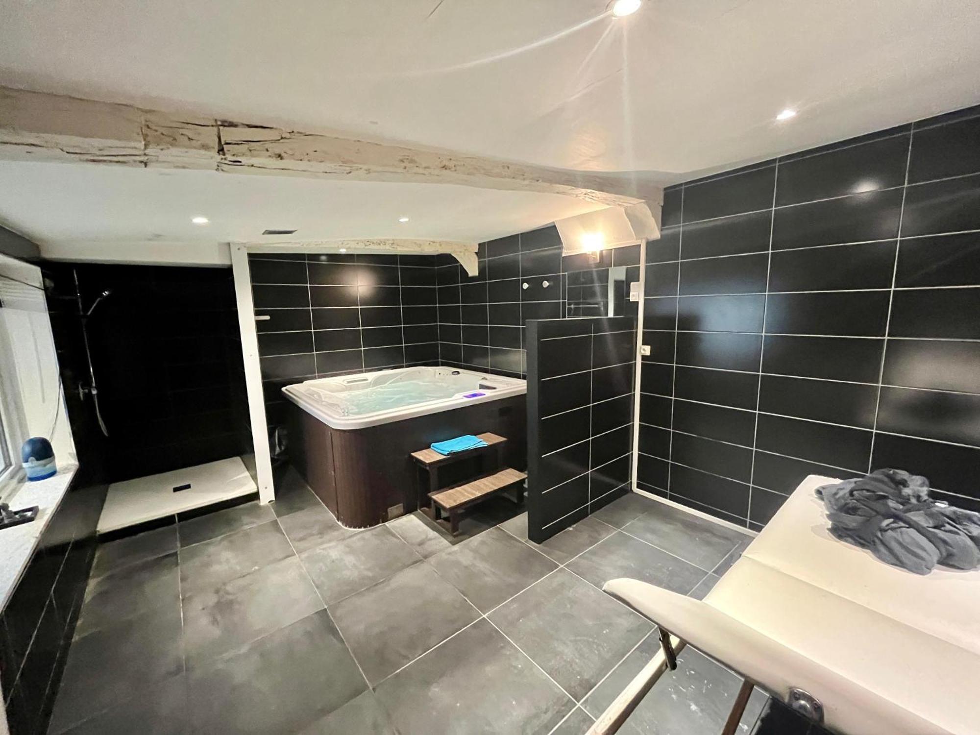 Escapade Romantique - Jacuzzi Et Parking Prive - 002 Apartment Rouen Ngoại thất bức ảnh